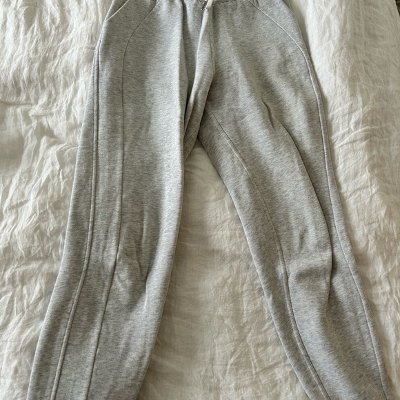 Lululemon 28 inch high rise scuba jogger Heather grey, size 4 - Picture 4 of 7